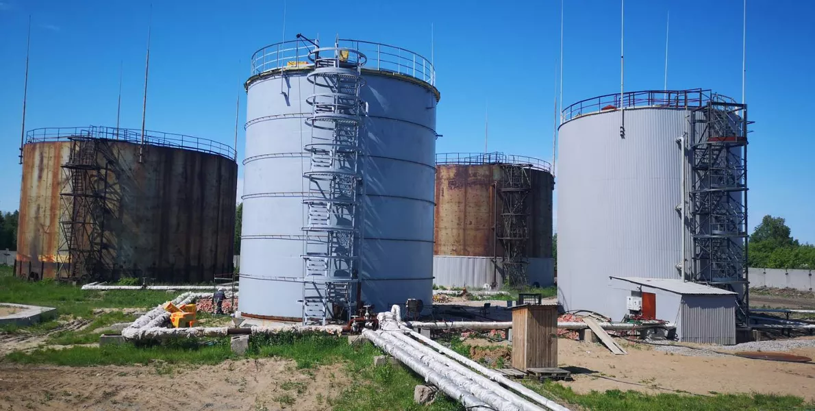Транспортировка нефти между резервуарами в процессе переработки